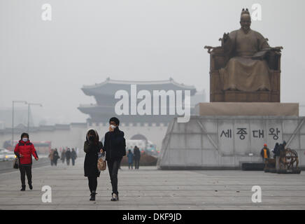 Séoul, Corée du Sud. 5 déc, 2013. Les piétons marchent dans un épais brouillard dans le centre de Séoul, Corée du Sud, 5 décembre 2013. Credit : Yao Qiling/Xinhua/Alamy Live News Banque D'Images