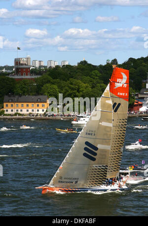 Jun 17, 2009 - Stockholm, Suède - Les spectateurs watch Ericsson 3 arrivent à Stockholm. Le suédois Ericsson 4 a scellé la victoire dans l'édition 2008-2009 de la tour du monde la Volvo Ocean Race. Le VO70 yacht, skippé par le Brésilien Torben Grael, est arrivé en troisième place dans un court laps de neuvième étape entre Marstrand et Sandham près de Stockholm. L'équipage de Grael ne peut pas être pris dans le classement général. L Banque D'Images