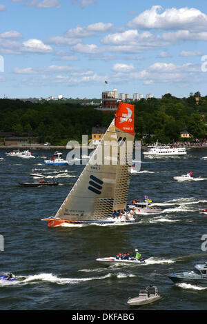 Jun 17, 2009 - Stockholm, Suède - Les spectateurs watch Ericsson 3 arrivent à Stockholm. Le suédois Ericsson 4 a scellé la victoire dans l'édition 2008-2009 de la tour du monde la Volvo Ocean Race. Le VO70 yacht, skippé par le Brésilien Torben Grael, est arrivé en troisième place dans un court laps de neuvième étape entre Marstrand et Sandham près de Stockholm. L'équipage de Grael ne peut pas être pris dans le classement général. L Banque D'Images