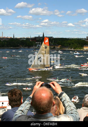 Jun 17, 2009 - Stockholm, Suède - Les spectateurs watch Ericsson 3 arrivent à Stockholm. Le suédois Ericsson 4 a scellé la victoire dans l'édition 2008-2009 de la tour du monde la Volvo Ocean Race. Le VO70 yacht, skippé par le Brésilien Torben Grael, est arrivé en troisième place dans un court laps de neuvième étape entre Marstrand et Sandham près de Stockholm. L'équipage de Grael ne peut pas être pris dans le classement général. L Banque D'Images