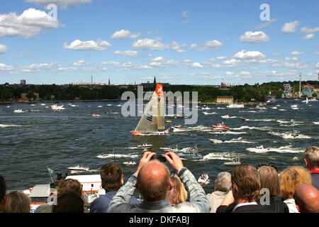 Jun 17, 2009 - Stockholm, Suède - Les spectateurs watch Ericsson 3 arrivent à Stockholm. Le suédois Ericsson 4 a scellé la victoire dans l'édition 2008-2009 de la tour du monde la Volvo Ocean Race. Le VO70 yacht, skippé par le Brésilien Torben Grael, est arrivé en troisième place dans un court laps de neuvième étape entre Marstrand et Sandham près de Stockholm. L'équipage de Grael ne peut pas être pris dans le classement général. L Banque D'Images