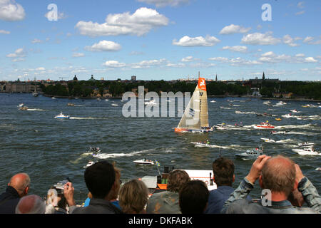 Jun 17, 2009 - Stockholm, Suède - Les spectateurs watch Ericsson 3 arrivent à Stockholm. Le suédois Ericsson 4 a scellé la victoire dans l'édition 2008-2009 de la tour du monde la Volvo Ocean Race. Le VO70 yacht, skippé par le Brésilien Torben Grael, est arrivé en troisième place dans un court laps de neuvième étape entre Marstrand et Sandham près de Stockholm. L'équipage de Grael ne peut pas être pris dans le classement général. L Banque D'Images