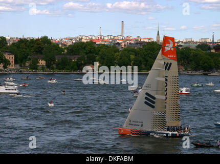 Jun 17, 2009 - Stockholm, Suède - Les spectateurs watch Ericsson 4 arrivent à Stockholm. Le suédois Ericsson 4 a scellé la victoire dans l'édition 2008-2009 de la tour du monde la Volvo Ocean Race. Le VO70 yacht, skippé par le Brésilien Torben Grael, est arrivé en troisième place dans un court laps de neuvième étape entre Marstrand et Sandham près de Stockholm. L'équipage de Grael ne peut pas être pris dans le classement général. L Banque D'Images