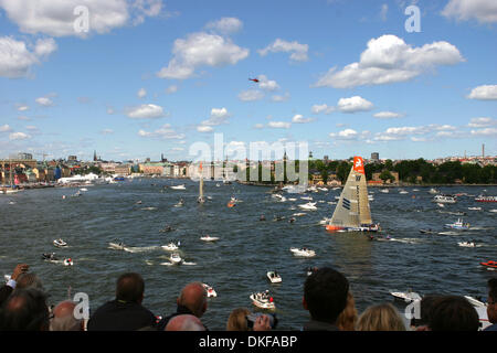 Jun 17, 2009 - Stockholm, Suède - Les spectateurs watch Ericsson 4 arrivent à Stockholm. Le suédois Ericsson 4 a scellé la victoire dans l'édition 2008-2009 de la tour du monde la Volvo Ocean Race. Le VO70 yacht, skippé par le Brésilien Torben Grael, est arrivé en troisième place dans un court laps de neuvième étape entre Marstrand et Sandham près de Stockholm. L'équipage de Grael ne peut pas être pris dans le classement général. L Banque D'Images