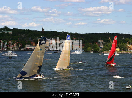 Jun 17, 2009 - Stockholm, Suède - Les spectateurs watch Puma Ocean Racing (USA, red sail), Telefonica (Espagne, ctr) & Delta Lloyd (Hollande) arriver à Stockholm. Le suédois Ericsson 4 a scellé la victoire dans l'édition 2008-2009 de la tour du monde la Volvo Ocean Race. Le VO70 yacht, skippé par le Brésilien Torben Grael, est arrivé en troisième place dans un court laps de neuvième étape entre Marstrand et Sandham Banque D'Images