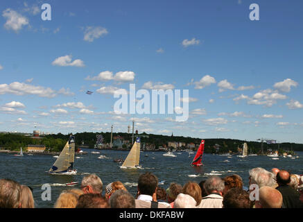 Jun 17, 2009 - Stockholm, Suède - Les spectateurs watch Puma Ocean Racing (USA, red sail), Telefonica (Espagne, ctr) & Delta Lloyd (Hollande) arriver à Stockholm. Le suédois Ericsson 4 a scellé la victoire dans l'édition 2008-2009 de la tour du monde la Volvo Ocean Race. Le VO70 yacht, skippé par le Brésilien Torben Grael, est arrivé en troisième place dans un court laps de neuvième étape entre Marstrand et Sandham Banque D'Images