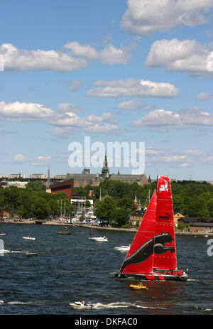 Jun 17, 2009 - Stockholm, Suède - Les spectateurs watch Puma Ocean Racing (USA, red sail) arriver à Stockholm. Le suédois Ericsson 4 a scellé la victoire dans l'édition 2008-2009 de la tour du monde la Volvo Ocean Race. Le VO70 yacht, skippé par le Brésilien Torben Grael, est arrivé en troisième place dans un court laps de neuvième étape entre Marstrand et Sandham près de Stockholm. L'équipage de Grael ne peut pas être pris dans le Banque D'Images