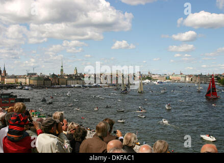 Jun 17, 2009 - Stockholm, Suède - Les spectateurs qui arrivent en bateaux à Stockholm. Le suédois Ericsson 4 a scellé la victoire dans l'édition 2008-2009 de la tour du monde la Volvo Ocean Race. Le VO70 yacht, skippé par le Brésilien Torben Grael, est arrivé en troisième place dans un court laps de neuvième étape entre Marstrand et Sandham près de Stockholm. L'équipage de Grael ne peut pas être pris dans le classement général. La jambe Banque D'Images