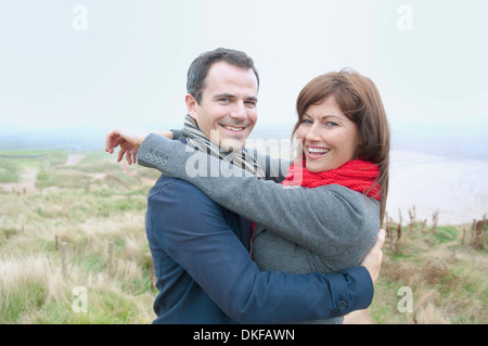 Couple hugging par coast Banque D'Images