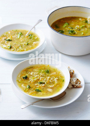 Still Life de poulet, légumes et soupe d'orge Banque D'Images