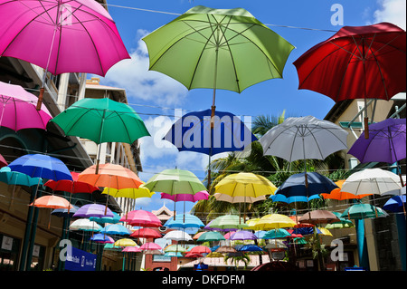 Affichage des parasols colorés au Caudan Waterfront Centre Commercial, Port Louis, Ile Maurice. Banque D'Images