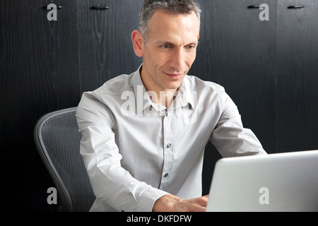 Businessman using laptop Banque D'Images