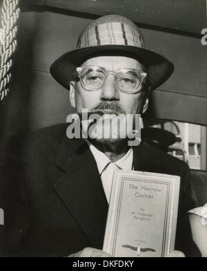 Jun 16, 1958 - Londres, Angleterre, Royaume-Uni - Groucho Marx arrive à l'aéroport de Londres pour continuer sa tournée européenne. (Crédit Image : © Keystone Photos/ZUMAPRESS.com) Banque D'Images