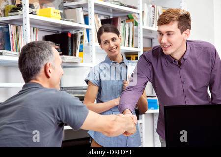 Male colleagues shaking hands Banque D'Images