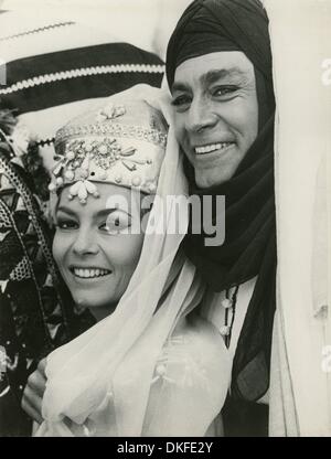 Mar 13, 1968 - Tunisie - MICHELE MERCIER (L) et la star JEAN CLAUDE PASCAL sur le tournage du film "angélique et le Sultan". Date exacte inconnue. (Crédit Image : © Keystone Photos/ZUMAPRESS.com) Banque D'Images