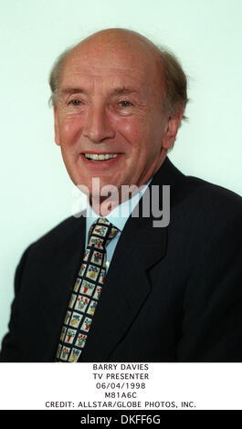 BARRY DAVIES.TV PRESENTER.06/04/1998.M81A6C.ALLSTAR CRÉDIT :/ Banque D'Images