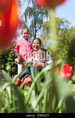 Mère avec ses filles dans le jardin Banque D'Images