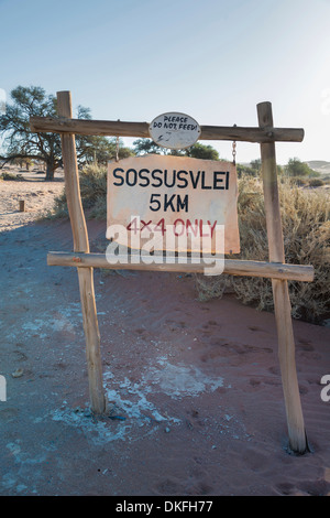 Inscrivez-vous sur piste de sable '4x4 only", Sossusvlei, Namib-Skeleton Coast National Park, Namibie Banque D'Images