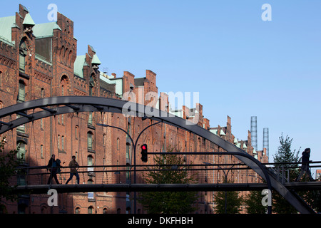 Passerelle pour piétons entre le quartier commerçant historique Speicherstadt et l'Sandtorkai, HafenCity, Hambourg, Allemagne Banque D'Images