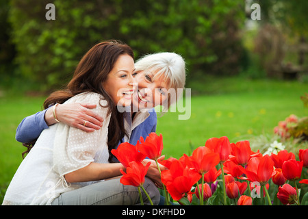 Mère et fille par tulipes rouges Banque D'Images