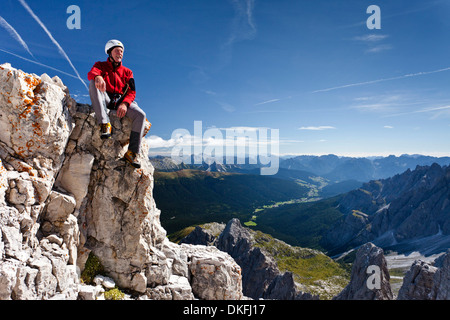 Grimpeur sur le dessus de la Croda Rossa di Sesto dans les Dolomites de Sesto, vue sur la vallée de Sesto avec le Col de Kreuzberg Banque D'Images