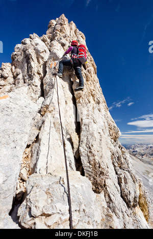 D'alpiniste ordre croissant le long de la route d'escalade Ferrata Zehner d Zehnerspitze dans la montagne en groupe Fanes Banque D'Images