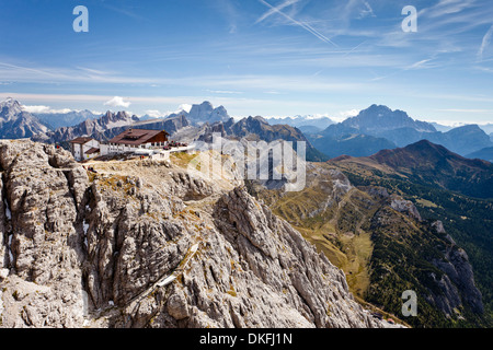 Rifugio Lagazuoi cabane de montagne, en face du Mont Pelmo et le groupe Civetta, Dolomites, Padova, Italie Banque D'Images