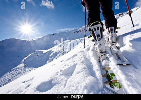 Tourer Ski sur l'ascension au Mont Wurzer Alpenspitze avec son pic à dos, Vallée Ridnaun, Tyrol du Sud, Vénétie, Italie Banque D'Images