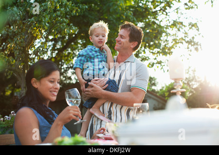 Family having dinner in garden Banque D'Images