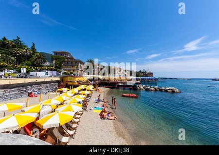 Plage de San Michele di Pagana district, Rapallo, station balnéaire sur le Golfe de Gênes, Riviera Italienne, ligurie, italie Banque D'Images