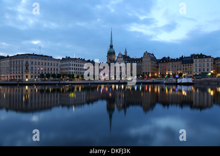 Vue sur la vieille ville de Stockholm, Gamla Stan en Suède dans la nuit Banque D'Images