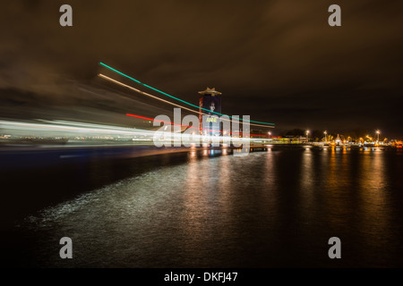 Une vue sur le canal IJ à l'arrière de la Gare Centrale d'Amsterdam avec au centre de la publicité pour le spectacle Anne Banque D'Images