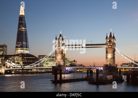 London Tower Bridge et le Fragment de nuit Banque D'Images