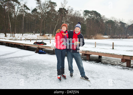 Patin à glace, le couple holding hands Banque D'Images