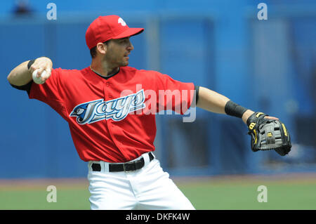 Jul 01, 2009 - Toronto, Ontario, Canada - MLB baseball - Toronto Blue Jays shortstop MARCO SCUTARO (19) rend le jeter à la première au cours de la MLB jeu joué entre les Blue Jays de Toronto et les Rays de Tampa Bay au Centre Rogers à Toronto, ON. Les Blue Jays irait à l'encontre les rayons 5-0. (Crédit Image : © Adrian Gauthier/global/Southcreek ZUMA Press) Banque D'Images