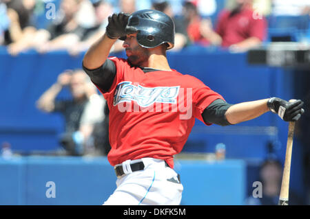 Jul 01, 2009 - Toronto, Ontario, Canada - MLB baseball - le voltigeur des Blue Jays de Toronto JOSE BAUTISTA (23) balançoires pendant un à la batte d'un MLB jeu joué entre les Blue Jays de Toronto et les Rays de Tampa Bay au Centre Rogers à Toronto, ON. Les Blue Jays irait à l'encontre les rayons 5-0. (Crédit Image : © Adrian Gauthier/global/Southcreek ZUMA Press) Banque D'Images