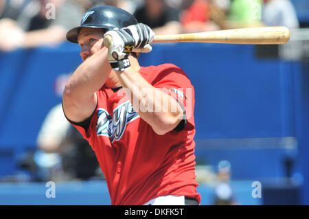 Jul 01, 2009 - Toronto, Ontario, Canada - MLB baseball - Toronto Blue Jays de troisième but SCOTT ROLEN (33) montres son home run tout en étendant son tube streak au cours de la MLB jeu joué entre les Blue Jays de Toronto et les Rays de Tampa Bay au Centre Rogers à Toronto, ON. Les Blue Jays irait à l'encontre les rayons 5-0. (Crédit Image : © Adrian Gauthier/global/Southcreek ZUMA P Banque D'Images