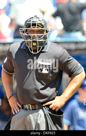 Jul 01, 2009 - Toronto, Ontario, Canada - MLB baseball - Accueil arbitre ADRIAN JOHNSON regarde pendant le jeu MLB joué entre les Blue Jays de Toronto et les Rays de Tampa Bay au Centre Rogers à Toronto, ON. Les Blue Jays irait à l'encontre les rayons 5-0. (Crédit Image : © Adrian Gauthier/global/Southcreek ZUMA Press) Banque D'Images