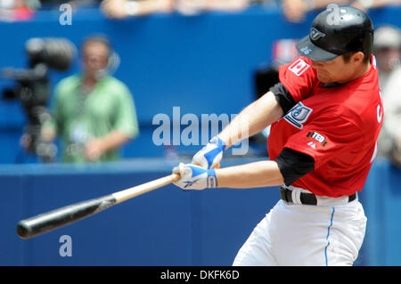 Jul 01, 2009 - Toronto, Ontario, Canada - MLB baseball - Toronto Blue Jays frappeur désigné ADAM LIND (26) balançoires au cours de la MLB jeu joué entre les Blue Jays de Toronto et les Rays de Tampa Bay au Centre Rogers à Toronto, ON. Les Blue Jays irait à l'encontre les rayons 5-0. (Crédit Image : © Adrian Gauthier/global/Southcreek ZUMA Press) Banque D'Images