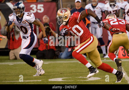 Aug 14, 2009 - San Francisco, Californie, États-Unis - San Francisco 49ers vs Denver Broncos à Candlestick Park Vendredi, 14 août 2009. San Francisco 49ers Reggie Smith évoluait # 30 se tourner après l'interception. (Crédit Image : © Al/ZUMApress.com) Golub Banque D'Images