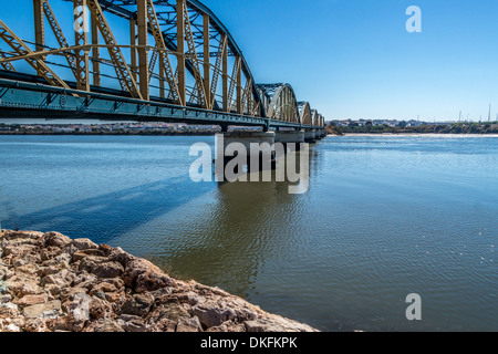 Pont ferroviaire enjambant la rivière, avec ciel bleu clair et bleu de la mer Banque D'Images