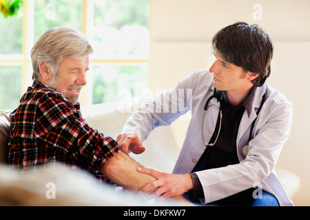 Doctor examining senior man Banque D'Images