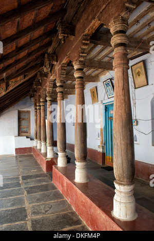 Maison traditionnelle d'Inde du sud avec de grands piliers en bois véranda. L'Andhra Pradesh, Inde Banque D'Images