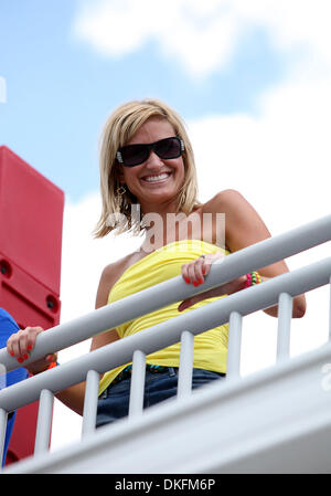 Jul 02, 2009 - Daytona Beach , Floride, États-Unis - une femme sourit dans le FanZone fan zone de visualisation lors de la course NASCAR de Coke Zero 400 jeudi 2 juillet 2009 à Daytona International Speedway de Daytona Beach, FL. (Crédit Image : © Alex Menendez/global/Southcreek ZUMA Press) Banque D'Images