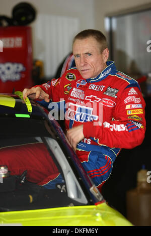 Jul 02, 2009 - Daytona Beach , Florida, USA - Mark Martin entre dans sa voiture avant la course NASCAR de Coke Zero 400 jeudi 2 juillet 2009 à Daytona International Speedway de Daytona Beach, FL. (Crédit Image : © Alex Menendez/global/Southcreek ZUMA Press) Banque D'Images