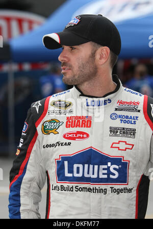 Jul 02, 2009 - Daytona Beach , Florida, USA - Jimmie Johnson promenades dans les stands lors de la NASCAR de Coke Zero 400 session pratique le jeudi 2 juillet 2009 à Daytona International Speedway de Daytona Beach, FL. (Crédit Image : © Alex Menendez/global/Southcreek ZUMA Press) Banque D'Images