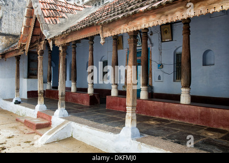 Maison traditionnelle d'Inde du sud avec de grands piliers en bois véranda. L'Andhra Pradesh, Inde Banque D'Images