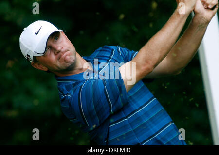 Jul 03, 2009 - Bethesda, Maryland, USA - LUCAS GLOVER Tees off sur # 13 au cours de la 2ème manche du Championnat de Golf National tenue au Congressional Country Club. Au moment de la déclaration, Glover a été à égalité au 4ème à 6 en dessous du par (Image Crédit : © James Berglie/ZUMA Press) Banque D'Images