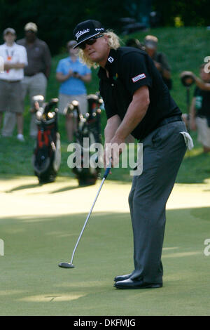 Jul 03, 2009 - Bethesda, Maryland, USA - CHARLEY HOFFMAN putts sur # 13 au cours de la 2ème manche du Championnat de Golf National tenue au Congressional Country Club. Au moment de la déclaration, Hoffman a été attaché pour 33e à 1 en vertu de l'alinéa (crédit Image : © James Berglie/ZUMA Press) Banque D'Images