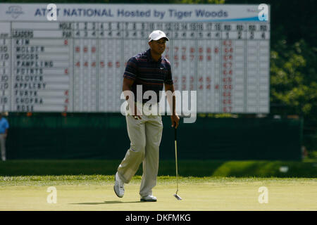 Jul 03, 2009 - Bethesda, Maryland, États-Unis - Tiger Woods putts sur le 18e trou au cours de la 2ème manche du Championnat de Golf National tenue au Congressional Country Club. Au moment de la déclaration, Woods est à égalité au premier à 9 en vertu de l'alinéa (crédit Image : © James Berglie/ZUMA Press) Banque D'Images